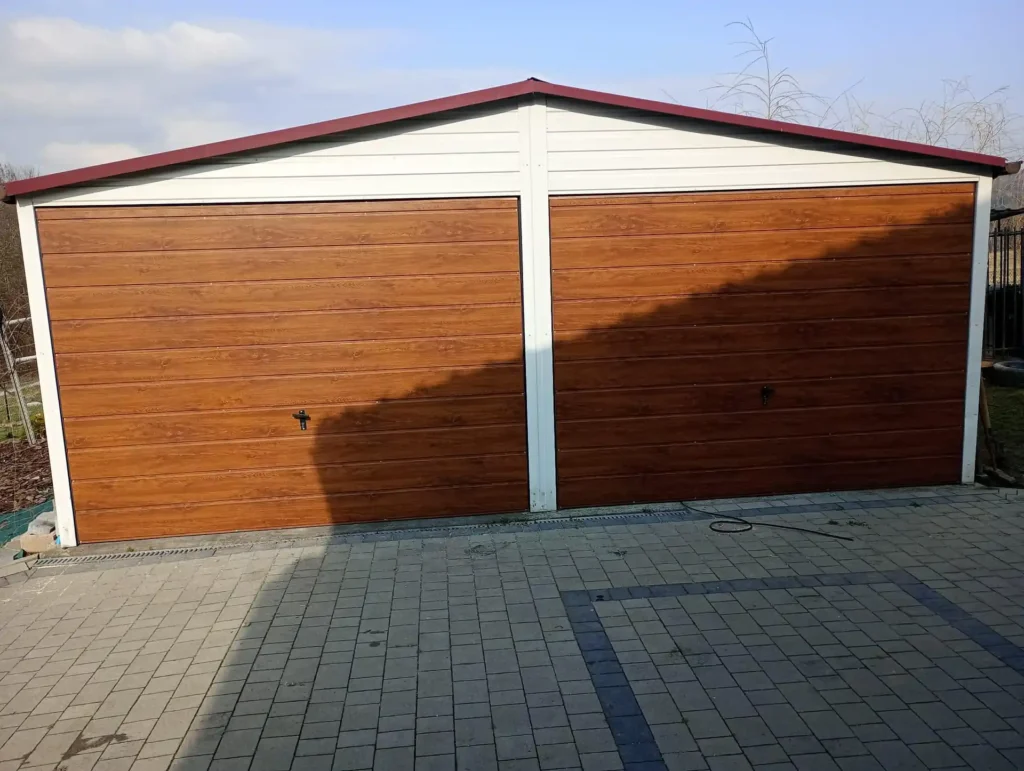Garaż blaszany 6 × 5,8 m biel, bramy złoty dąb