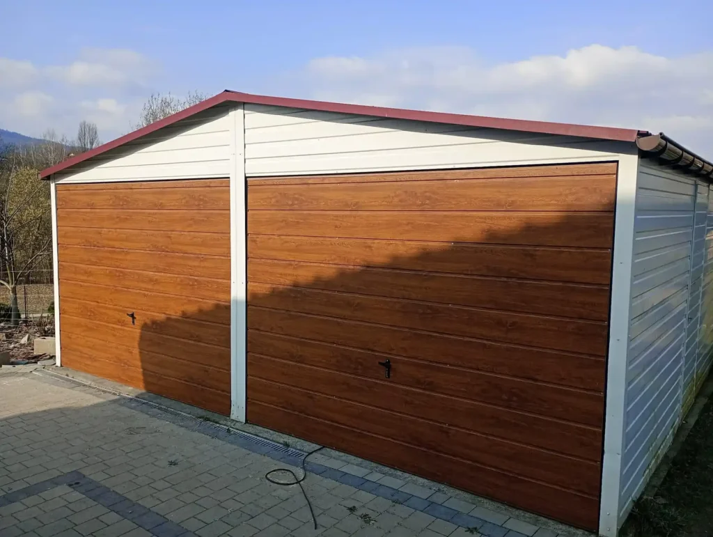 Garaż blaszany 6 × 5,8 m biel, bramy złoty dąb